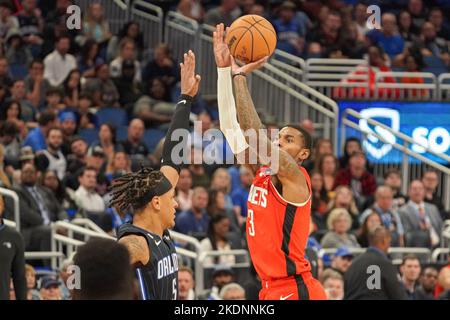 Orlando, Florida, USA, 7. November 2022, Houston Rockets Shooting Guard Kevin Porter Jr. #3 schießt in der ersten Hälfte im Amway Center drei Pionts. (Foto: Marty Jean-Louis) Stockfoto