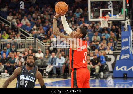 Orlando, Florida, USA, 7. November 2022, Houston Rockets Shooting Guard Kevin Porter Jr. #3 schießt in der ersten Hälfte im Amway Center drei Pionts. (Foto: Marty Jean-Louis) Stockfoto