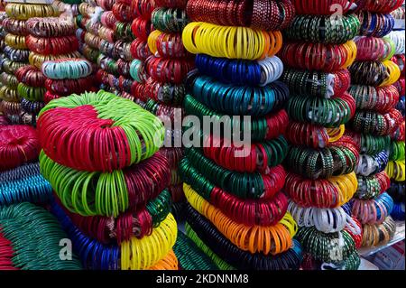 Bunte Rajasthani Armreifen werden auf dem berühmten Sardar Market und Ghanta Ghar Clock Tower in Jodhpur, Rajasthan, Indien verkauft. Stockfoto