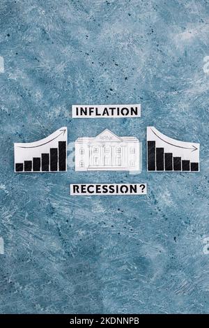 Texte zu Inflation und Rezession mit Bankensymbol in den Diagrammen mit Statistiken, die nach oben und nach unten gehen, Konzept der wirtschaftlichen Kämpfe nach der Pandemie Stockfoto