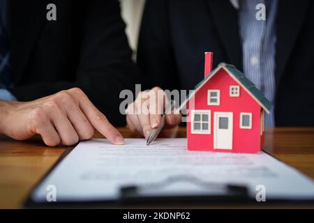 Garantien, Hypotheken, Unterzeichnung, Zinsen auf Darlehen, Immobilienmakler machen Vereinbarungen mit Kunden Häuser und Grundstücke zu kaufen und Vertrag zu unterzeichnen Stockfoto