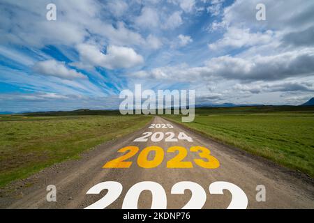 2023 Neujahrsreise und Zukunftsvision Konzept . Naturlandschaft mit Autobahn Straße führt vorwärts zu glücklichen Neujahr Feier in der Stockfoto