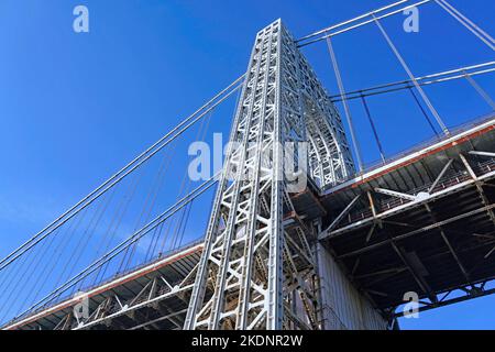Nahaufnahme eines der Stütztürme der George Washington Bridge Stockfoto