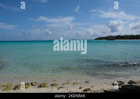 Dhiffushi ist die östlichste bewohnte Insel der Malediven und erlebt den Sonnenaufgang zuerst im Land. Wunderschöne Nachmittagsszene. Stockfoto