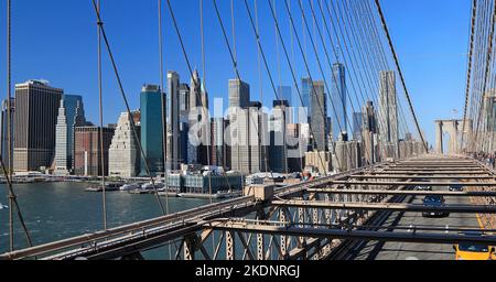 Brooklyn Bridge und Skyline von Lower Manhattan in New York City, USA Stockfoto