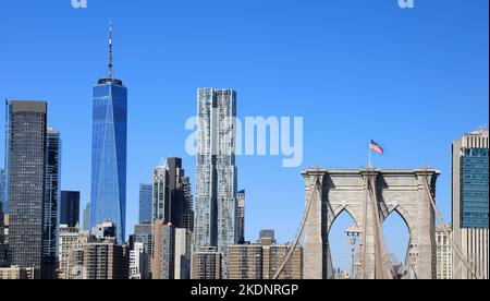 Brooklyn Bridge und Skyline von Lower Manhattan in New York City, USA Stockfoto