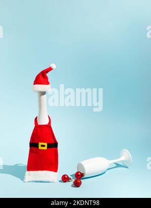 Weihnachtsmann aus Champagner-Flasche und Weihnachtskugeln. Weihnachtsferien Minimales Konzept. Hintergrund der Neujahrsparty. Speicherplatz kopieren. Stockfoto