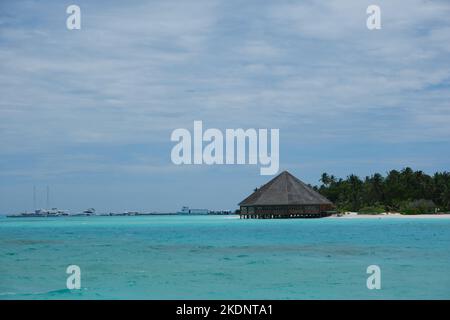 Dhiffushi ist die östlichste bewohnte Insel der Malediven und erlebt den Sonnenaufgang zuerst im Land. Wunderschöne Nachmittagsszene. Stockfoto