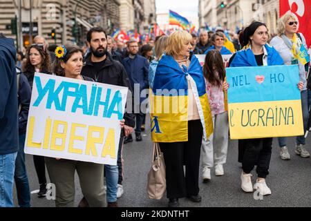 Rom, Italien. 5.. November 2022. Demonstranten, die Plakate halten, marschieren während einer nationalen Friedensdemonstration. Europa für den Frieden: Nationale Friedensdemonstration in Rom durch die italienischen zivilgesellschaftlichen Organisationen, die ein Verbot aller Waffen, Solidarität mit dem ukrainischen Volk und den Opfern aller Kriege fordern. (Bild: © Stefano Costantino/SOPA Images via ZUMA Press Wire) Stockfoto