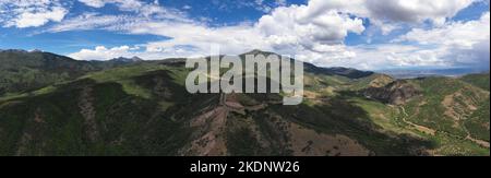 Luftaufnahme von 360 Grad des Mount Timpanogos während der Sommerzeit Stockfoto
