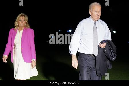 Washington, Usa. 07.. November 2022. Präsident Biden und First Lady Dr. Jill Biden kehren aus Bowie, Maryland, ins Weiße Haus zurück, wo der Präsident an einer Kundgebung für den Gouverneurskandidaten Wes Moore am Montag, den 7. November 2022, teilnahm. Foto von Leigh Vogel/UPI Credit: UPI/Alamy Live News Stockfoto