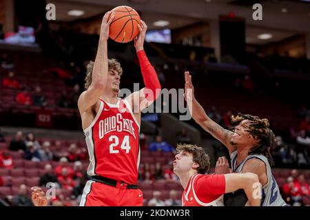 Columbus, Ohio, USA. 7.. November 2022. Der Ohio State Buckeys-Wächter Kalen Etzler (24) bringt einen Rebound während des Spiels zwischen den Robert Morris Colonials und den Ohio State Buckeys in der Value City Arena, Columbus, Ohio. (Bild: © Scott Stuart/ZUMA Press Wire) Stockfoto