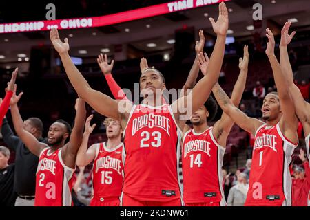 Columbus, Ohio, USA. 7.. November 2022. Ohio State Buckeyes-Wächter Zed Key (23) führt sein Team an, das nach dem Spiel zwischen den Robert Morris Colonials und den Ohio State Buckeyes in der Value City Arena, Columbus, Ohio, ihre alma Mater singt. (Bild: © Scott Stuart/ZUMA Press Wire) Stockfoto