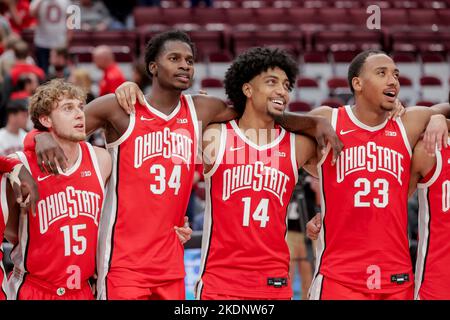 Columbus, Ohio, USA. 7.. November 2022. Spieler der Ohio State Buckeys singen ihre alma Mater nach ihrem Sieg im Spiel zwischen den Robert Morris Colonials und den Ohio State Buckeys in der Value City Arena, Columbus, Ohio. (Bild: © Scott Stuart/ZUMA Press Wire) Stockfoto