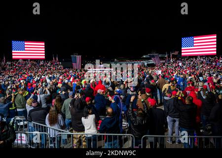 Vandalia, Ohio, USA. 7.. November 2022. Der ehemalige Präsident DONALD TRUMP spricht an die bei einer Kundgebung in Vandalia, Ohio, versammelten Menschenmassen, Montag, den 7. November 2022, Einen Tag vor den Zwischenwahlen 2022. (Bild: © Jintak Han/ZUMA Press Wire) Stockfoto