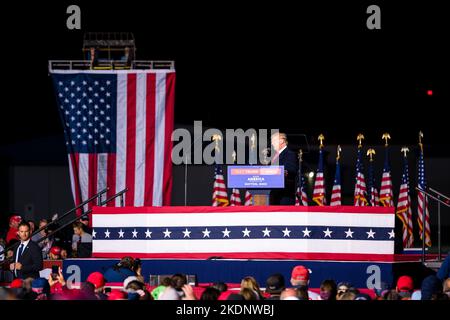 Vandalia, Ohio, USA. 7.. November 2022. Der ehemalige Präsident DONALD TRUMP spricht an die bei einer Kundgebung in Vandalia, Ohio, versammelten Menschenmassen, Montag, den 7. November 2022, Einen Tag vor den Zwischenwahlen 2022. (Bild: © Jintak Han/ZUMA Press Wire) Stockfoto