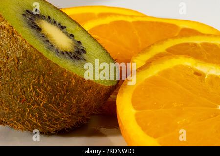 Kiwi und Orange auf weißem Hintergrund geschnitten Stockfoto