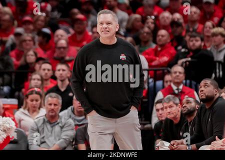 Columbus, Ohio, USA. 7.. November 2022. Chris Holtmann, Cheftrainer der Ohio State Buckeys, beobachtet die Action während des Spiels zwischen den Robert Morris Colonials und den Ohio State Buckeys in der Value City Arena, Columbus, Ohio. (Bild: © Scott Stuart/ZUMA Press Wire) Stockfoto