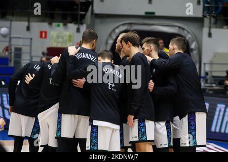 Sankt Petersburg, Russland. 07.. November 2022. Die Spieler von Pari Nischni Nowgorod sahen sich während des Basketballspiels der VTB United League zwischen Zenit und Pari Nischni Nowgorod in der Sibur Arena in Aktion. Endergebnis: Zenit 76:66 Pari Nischni Nowgorod. (Foto von Maksim Konstantinov/SOPA Images/Sipa USA) Quelle: SIPA USA/Alamy Live News Stockfoto