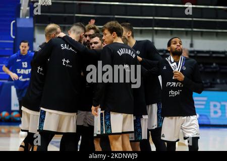 Sankt Petersburg, Russland. 07.. November 2022. Die Spieler von Pari Nischni Nowgorod sahen sich während des Basketballspiels der VTB United League zwischen Zenit und Pari Nischni Nowgorod in der Sibur Arena in Aktion. Endergebnis: Zenit 76:66 Pari Nischni Nowgorod. (Foto von Maksim Konstantinov/SOPA Images/Sipa USA) Quelle: SIPA USA/Alamy Live News Stockfoto