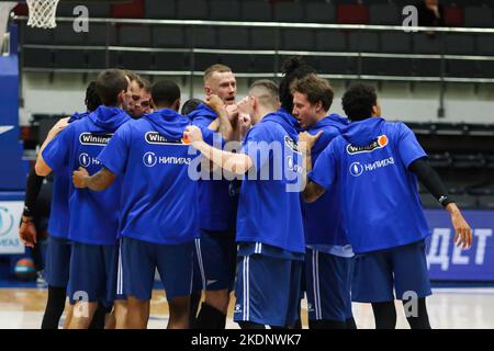 Sankt Petersburg, Russland. 07.. November 2022. Die Spieler von Zenit sahen sich während des VTB United League Basketballspiels zwischen Zenit und Pari Nischni Nowgorod in der Sibur Arena an. Endergebnis: Zenit 76:66 Pari Nischni Nowgorod. (Foto von Maksim Konstantinov/SOPA Images/Sipa USA) Quelle: SIPA USA/Alamy Live News Stockfoto