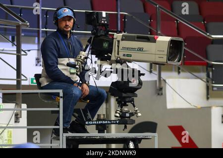 Sankt Petersburg, Russland. 07.. November 2022. Videofilmer des Match TV-Senders, der während des Basketballspiels der VTB United League zwischen Zenit und Pari Nischni Nowgorod in der Sibur Arena gesehen wurde. Endergebnis: Zenit 76:66 Pari Nischni Nowgorod. (Foto von Maksim Konstantinov/SOPA Images/Sipa USA) Quelle: SIPA USA/Alamy Live News Stockfoto