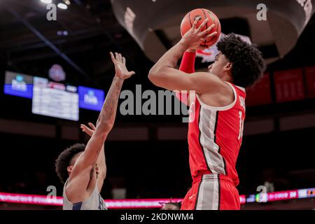 Columbus, Ohio, USA. 7.. November 2022. Ohio State Buckeys Wache Justice Sueing (14) legt während des Spiels zwischen den Robert Morris Colonials und den Ohio State Buckeys in der Value City Arena, Columbus, Ohio, einen Sprung auf. (Bild: © Scott Stuart/ZUMA Press Wire) Stockfoto