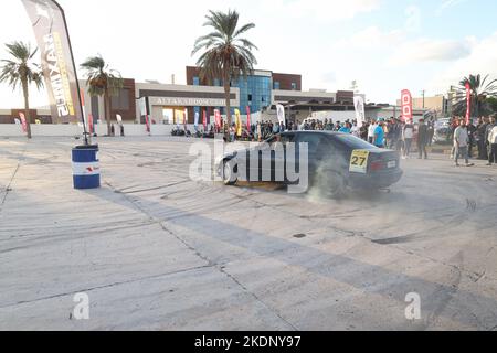 Misrata, Libyen. 07.. November 2022. Ein Profi treibt sein Auto während einer Autodrift-Veranstaltung mitten auf einer Strecke. Junge Libyer, die gerne Autos fahren, lieben es zu treiben, aber sie übten es ohne Kontrollen und ohne ein geeignetes Feld dafür. Der Libysche Internationale Automechanic Carnival bietet ihnen jedoch die Möglichkeit, die berühmten Menschen zu treffen, die in diesem Sport treiben, und mit ihnen Unterricht und Erfahrungen zu erhalten. Kredit: SOPA Images Limited/Alamy Live Nachrichten Stockfoto