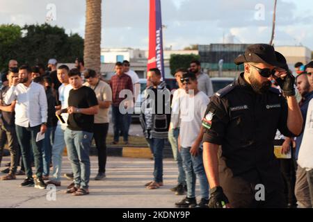 Misrata, Libyen. 07.. November 2022. Eine Gruppe von Zuschauern beobachtet und zeichnet das Autodriftereignis auf. Junge Libyer, die gerne Autos fahren, lieben es zu treiben, aber sie übten es ohne Kontrollen und ohne ein geeignetes Feld dafür. Der Libysche Internationale Automechanic Carnival bietet ihnen jedoch die Möglichkeit, die berühmten Menschen zu treffen, die in diesem Sport treiben, und mit ihnen Unterricht und Erfahrungen zu erhalten. Kredit: SOPA Images Limited/Alamy Live Nachrichten Stockfoto