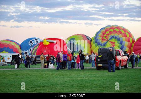 Aufgeblasene Heißluftballons bei der Albuquerque International Balloon Fiesta Stockfoto