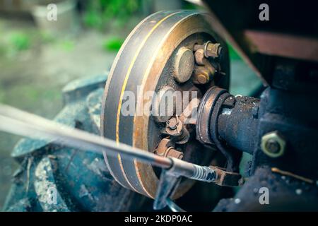 Nahaufnahme des Traktors mit Rollen-Rückstand. Alte Landmaschinen Stockfoto