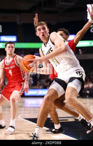 7. November 2022: Wake Forest Junior Andrew Carr (11) fährt gegen Fairfield in den Korb. NCAA-Basketballspiel während der Hälfte 2., zwischen der Fairfield University und der Wake Forest University im Lawrence Joel Veterans Memorial Coliseum, Winston Salem. North Carolina David Beach/CSM Stockfoto