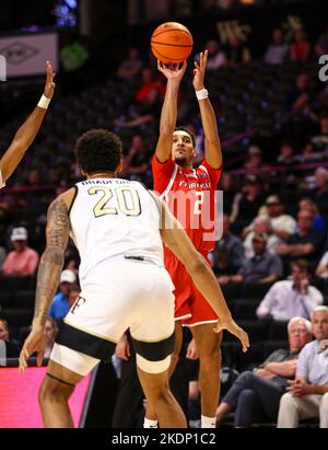 7. November 2022: Brycen Goodine (2), Senior der Fairfield University, schießt über den Wake Forest-Junior Davion Bradford (20). NCAA-Basketballspiel zwischen der Fairfield University und der Wake Forest University im Lawrence Joel Veterans Memorial Coliseum, Winston Salem. North Carolina David Beach/CSM Stockfoto