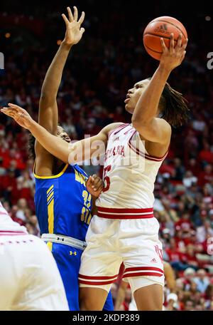 Bloomington, Usa. 07.. November 2022. Indiana Hoosiers Stürmer Malik Reneau (5) spielt während eines NCAA-Basketballspiels in der Assembly Hall in Bloomington gegen Morehead State. IU schlug Morehead 88-53. (Foto von Jeremy Hogan/SOPA Images/Sipa USA) Quelle: SIPA USA/Alamy Live News Stockfoto