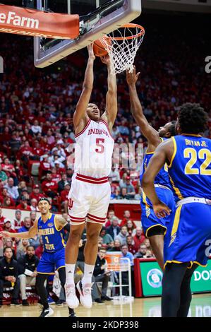 Bloomington, Usa. 07.. November 2022. Indiana Hoosiers Stürmer Malik Reneau (5) dunks gegen Morehead State während eines NCAA-Basketballspiels in der Assembly Hall in Bloomington. IU schlug Morehead 88-53. (Foto von Jeremy Hogan/SOPA Images/Sipa USA) Quelle: SIPA USA/Alamy Live News Stockfoto