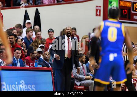 Bloomington, Usa. 07.. November 2022. Mike Woodson, der Basketballtrainer der Indiana University, trainiert während eines NCAA-Basketballspiels in der Assembly Hall in Bloomington gegen Morehead State. IU schlug Morehead 88-53. (Foto von Jeremy Hogan/SOPA Images/Sipa USA) Quelle: SIPA USA/Alamy Live News Stockfoto