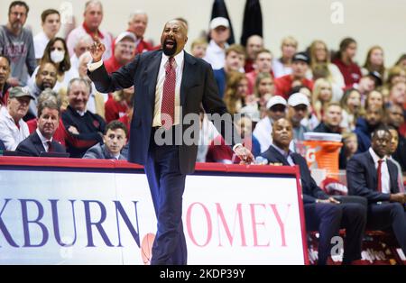 Bloomington, Usa. 07.. November 2022. Mike Woodson, der Basketballtrainer der Indiana University, trainiert während eines NCAA-Basketballspiels in der Assembly Hall in Bloomington gegen Morehead State. IU schlug Morehead 88-53. (Foto von Jeremy Hogan/SOPA Images/Sipa USA) Quelle: SIPA USA/Alamy Live News Stockfoto