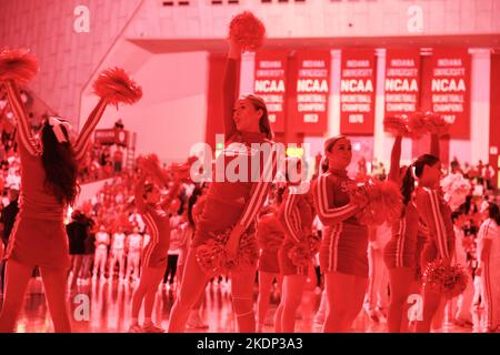 Bloomington, Usa. 07.. November 2022. Cheerleader der Indiana University jubeln vor einem NCAA-Basketballspiel gegen Morehead State in der Assembly Hall in Bloomington an. IU schlug Morehead 88-53. (Foto von Jeremy Hogan/SOPA Images/Sipa USA) Quelle: SIPA USA/Alamy Live News Stockfoto