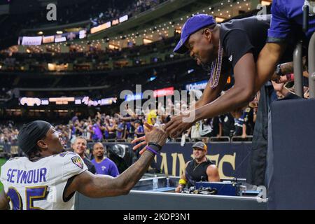 New Orleans, Louisiana, USA. 7.. November 2022. Kevon Seymour, der Eckpfeiler von Baltimore Ravens, schüttelt sich die Hände mit einem Fan, nachdem er am 7. November 2022 in einem NFL-Spiel in New Orleans, Louisiana, USA, die New Orleans Saints geschlagen hat. Die Raben schlugen die Heiligen 27-13. (Bild: © Dan Anderson/ZUMA Press Wire) Stockfoto