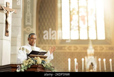 Gottesdienst, Rede und Gebet mit Priester in der Kirche für christliche, Gott und geistliche Glaubenspredigt. Bibel, Gottesdienst und Religion mit katholischem Pastor bei Stockfoto