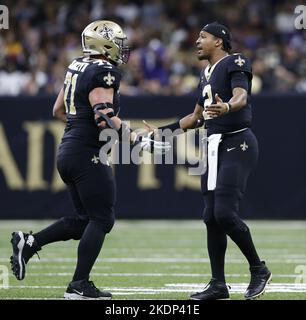 New Orleans, Usa. 08.. November 2022. New Orleans Saints Quarterback Jameis Winston (2) begrüßt seinen Teamkollegen New Orleans Saints, der am Montag, den 7. November 2022, das Feld im Caesars Superdome in New Orleans verlässt und sich gegen Ryan Ramczyk (71) anficht. Foto von AJ Sisco/UPI. Kredit: UPI/Alamy Live Nachrichten Stockfoto