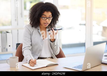 Kommunikation, Telefongespräch mit dem Lautsprecher und Frau mit Notizbuch, die Kalenderpläne schreibt, plant oder im Chat spricht. Persönlicher Assistent, Veranstaltungsplaner oder Stockfoto