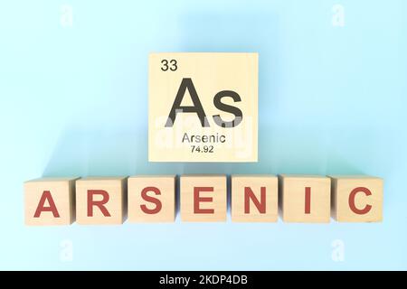 Arsen chemisches Element Symbol mit atomarer Masse und atomarer Zahl in Holzblöcken flache Lay-Zusammensetzung. Chemie und Wissenschaft Konzept. Stockfoto