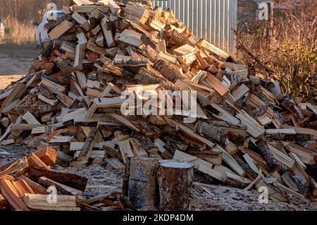 Ein großer Haufen gehacktes Holz liegt auf dem Boden Stockfoto