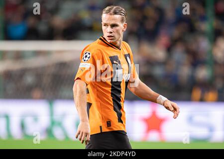 Warschau, Polen. 02.. November 2022. Mykhailo Mudryk von Shakhtar beim UEFA Champions League Group Stage Match zwischen FC Shakhtar Donetsk und RB Leipzig im Marschall Jozef Pilsudski Legia Warsaw Municipal Stadium in Aktion gesehen.Endstand; FC Shakhtar Donetsk 0:4 RB Leipzig. (Foto von Mikolaj Barbanell/SOPA Images/Sipa USA) Quelle: SIPA USA/Alamy Live News Stockfoto