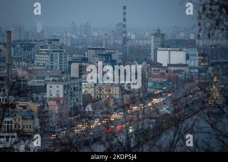 Kiew, Ukraine. 07.. November 2022. Das Zentrum von Kiew ohne Strom, nachdem die kritische zivile Infrastruktur von russischen Raketenangriffen in der Ukraine getroffen wurde. Die Kiewer Behörden planen, drei Millionen Einwohner zu evakuieren, wenn die ukrainische Hauptstadt unter einem völligen Blackout leidet. Kredit: SOPA Images Limited/Alamy Live Nachrichten Stockfoto