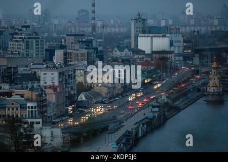 Kiew, Ukraine. 07.. November 2022. Das Zentrum von Kiew ohne Strom, nachdem die kritische zivile Infrastruktur von russischen Raketenangriffen in der Ukraine getroffen wurde. Die Kiewer Behörden planen, drei Millionen Einwohner zu evakuieren, wenn die ukrainische Hauptstadt unter einem völligen Blackout leidet. Kredit: SOPA Images Limited/Alamy Live Nachrichten Stockfoto