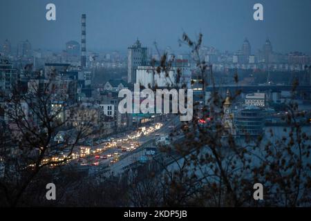 Kiew, Ukraine. 07.. November 2022. Das Zentrum von Kiew ohne Strom, nachdem die kritische zivile Infrastruktur von russischen Raketenangriffen in der Ukraine getroffen wurde. Die Kiewer Behörden planen, drei Millionen Einwohner zu evakuieren, wenn die ukrainische Hauptstadt unter einem völligen Blackout leidet. Kredit: SOPA Images Limited/Alamy Live Nachrichten Stockfoto
