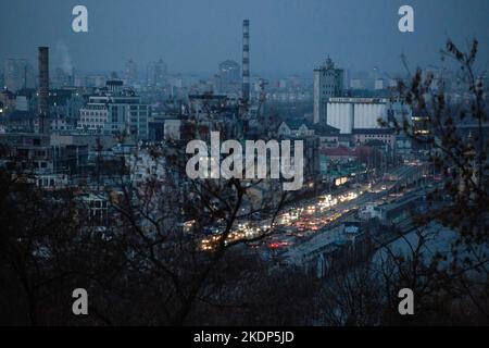 Kiew, Ukraine. 07.. November 2022. Das Zentrum von Kiew ohne Strom, nachdem die kritische zivile Infrastruktur von russischen Raketenangriffen in der Ukraine getroffen wurde. Die Kiewer Behörden planen, drei Millionen Einwohner zu evakuieren, wenn die ukrainische Hauptstadt unter einem völligen Blackout leidet. Kredit: SOPA Images Limited/Alamy Live Nachrichten Stockfoto