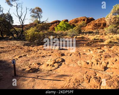 Wandermarkierung auf dem Rim Walk, Kings Canyon, Watarrka National Park, Northern Territory, Australien Stockfoto